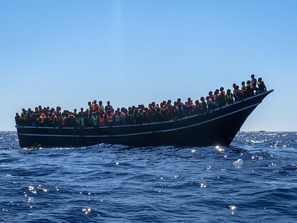 Statt Schlauchbooten nutzen die Schlepper immer häufiger Holzkähne. - © Bastian Schlange
