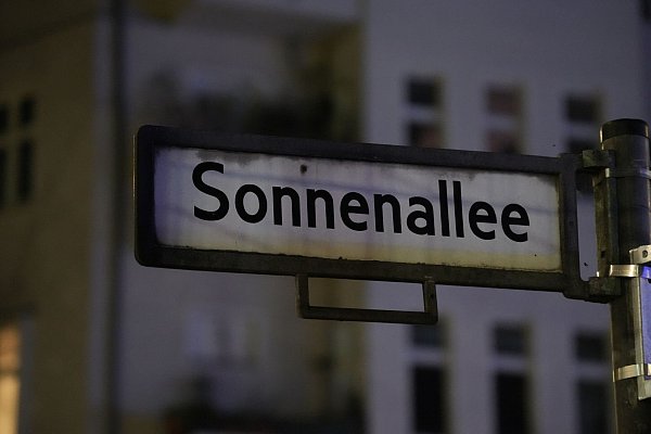 Im Zusammenhang mit der Festnahme eines Mannes, der einen Anschlag geplant haben soll, gab es in der Berliner Sonnenallee eine Durchsuchung. - © Manuel Genolet/dpa