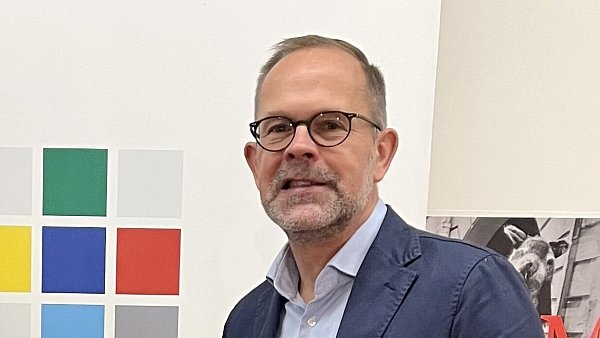 Jan Kurth kritisiert die Übernahme-Pläne von XXXLutz. - © Mareike Köstermeyer