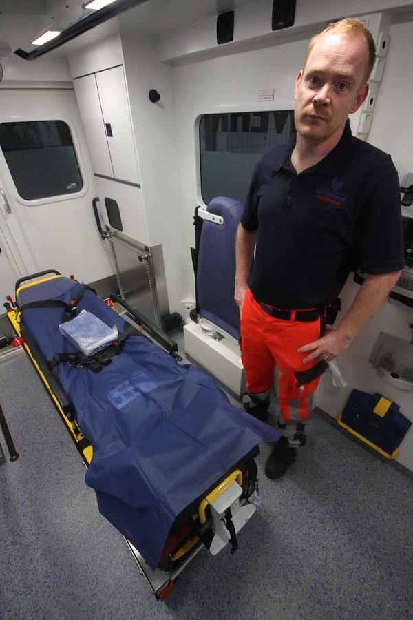 Im Rettungswagen: Rettungsassistent Pascal Pieper.