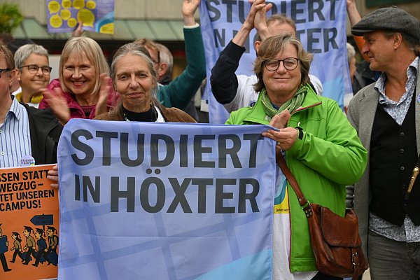 Im September hatten Höxteranerinnen und Höxteraner für den Erhalt der Hochschule demonstriert. - © Thomas Kube