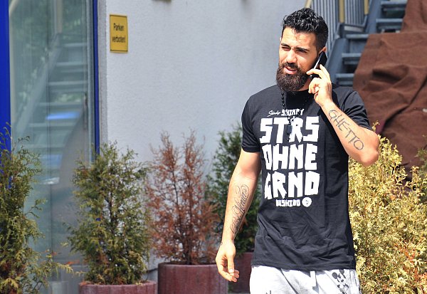 Rapper Bushido nach der Razzia bei seinem Musiklabel. - © picture alliance / dpa