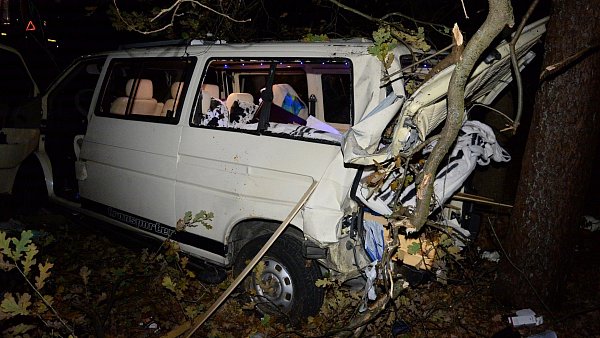 Die Fahrerin dieses VW-Bulli wurde schwer verletzt. Aus dem Fahrzeug entwichen ein Papagei und ein Hund. - © Andreas Eickhoff