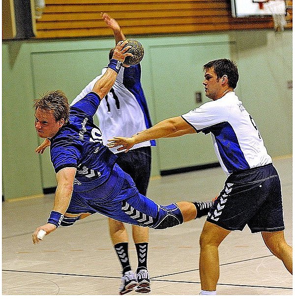 HCE-Kreisläufer Jan Schmale (mit Ball) im Spiel gegen Bielefeld/Jöllenbeck III. - © FOTO: WILFRIED ARENDMEYER