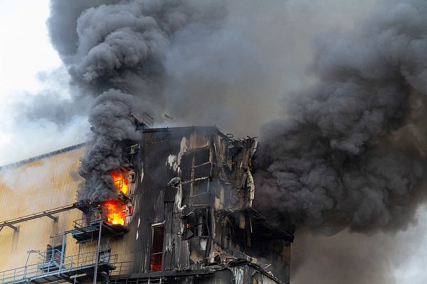 Da Treppenhäuser eingestürzt oder bereits abgerissen waren, konnte die Feuerwehr nicht ins Innere des Gebäudes vordringen. - © Feuerwehr Porta/Michael Horst