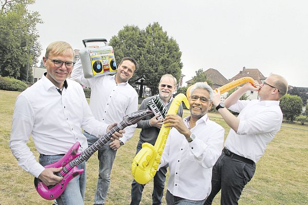 Mit der Verpflichtung der Band "Fools Garden" ist der Verler Werbegemeinschaft um Jens Niederschulte (v. l.), Jan Fischer, Rainer Tuxhorn, Munna Shah und Sebastian Kraatz der große Coup gelungen. - © Alexandra Wittke