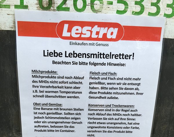 Gebrauchsanweisung für Lebensmittelretter - "Fisch und Fleisch sind nicht mehr genießbar", heißt es an einem Müllcontainer am Kaufhaus Lestra. - © picture alliance/dpa
