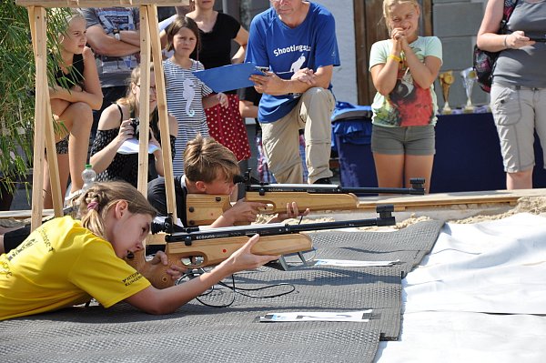 Kinder-Biathlon: Beim Schießen im Liegen beweisen Leonie Sentler (vorne) und Levin Fechner ein ruhiges Händchen und höchste Konzentration. - © Helga Krooß