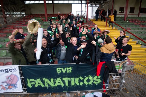 Länderverständigung: Fans aus den Niederlanden und Rödinghausen am Niederrheinstadion in Oberhausen. - © Noah Wedel