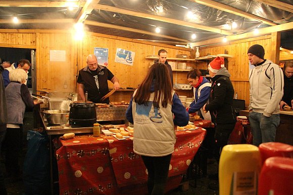 Bratwurst und Pommes am Stand der Organisatoren. - © Myriam Domke-Feiner
