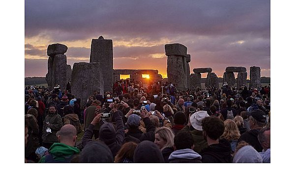 Zur Sommersonnenwende versammeln sich Menschen auch am Steinkreis Stonehenge. - © Niklas Halle'n