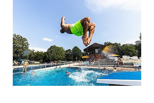 Sommer, Sonne, Schwimmbad: Schon bald ruft das kühle Nass. - © dpa