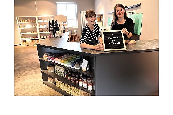 Ricarda Brieger (v. l.) und Kathrin Hoppe vom "Papperlapack" in Warburg bieten nun eine neue Art des Einkaufens an, und zwar im Abo. - © Simone Flörke