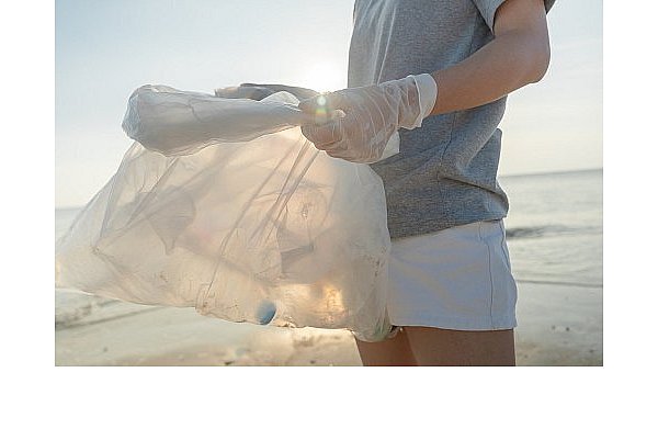Auch am Strand sollte der Abfall aus Rücksicht vor tierischen Lebewesen in dafür vorgesehenen Behältern entsorgt werden. - © Symbolbild/Pixabay
