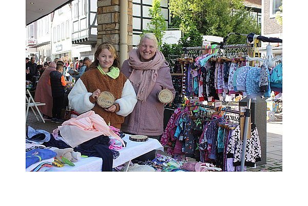 Der Kinderflohmarkt in Lübbecke ist bei den Besuchern sehr beliebt. - © Sigrid Dittmann