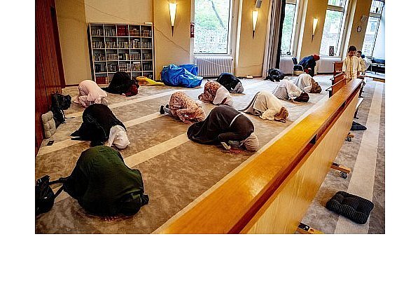Am Morgen des Zuckerfestes versammeln sich Muslime zum Gebet. - © picture alliance / ANP
