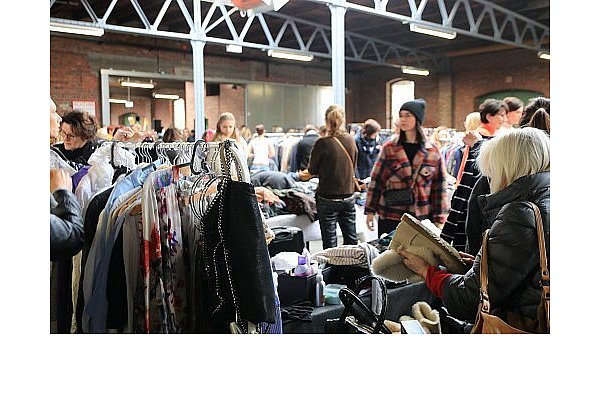 Der Mädelsflohmarkt Weiberkram ist immer gut besucht. - © Julia Lichtnecker