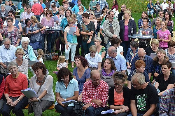 Lauthals sangen die Besucher in der Ems-Erlebniswelt mit – die meisten Schlager, Pop- und Rocksongs kannten sie schon. - © FOTO: SIBYLLE KEMNA