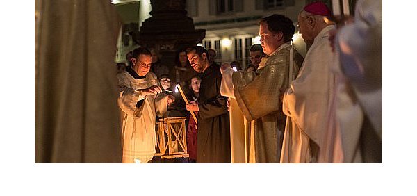 Viele Gläubige gedenken in der Osternacht mit einer Osterkerze der Auferstehung Jesu Christi von den Toten. - © picture alliance/dpa