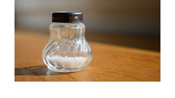 Kinder können ihre Eltern ganz einfach austricksen, indem sie den Inhalt aus dem Salz- und Zuckerstreuer austauschen. - © Symbolbild/Pixabay