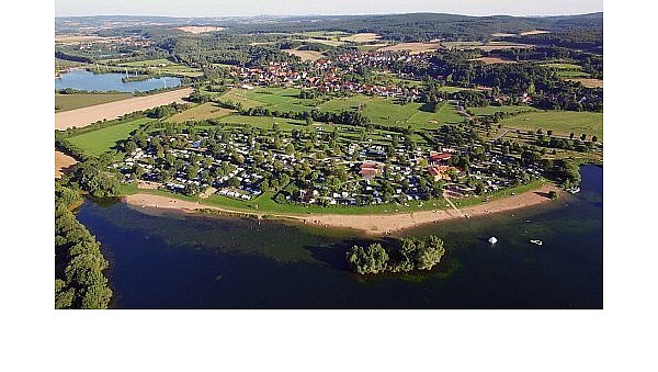 Idyllisch gelegen: Der Campingpark Kalletal am Stemmer See lädt zu einem Urlaub direkt vor der Haustür. - © Campingpark Kalletal