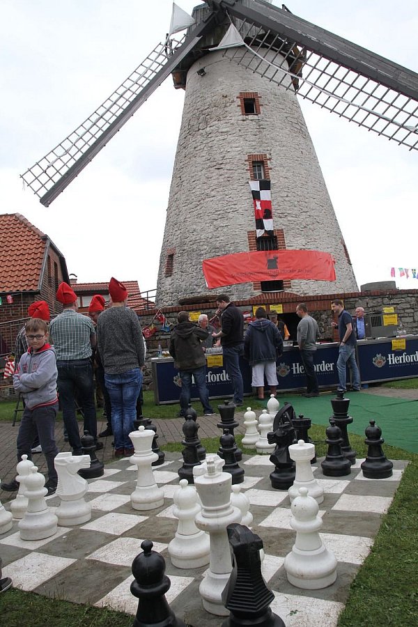 Endlich wieder Freiluft-Ambiente: Nachdem die Schachfiguren in den vergangenen drei Jahren witterungsbedingt auf dem Riepe-Hof gesetzt wurden, wurde die 29. Auflage des Mühlenhof-Turniers am namensgebenden Windmühlenplatz ausgetragen. - © Stefan Hageböke