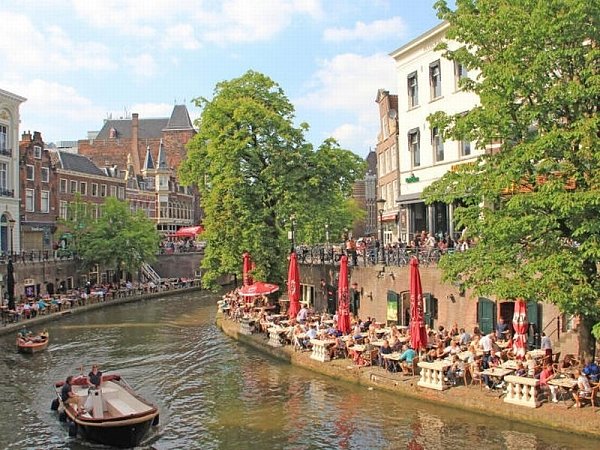 Einfach nur auf den Uferterrassen der Oudegracht die Sonne genießen oder auf der Grachtenrundfahrt die Altstadt erkunden - Utrecht, das Schmuckstück im Herzen der Niederlande, ist in jeder Hinsicht einen Besuch wert. - © Foto: Jürgen Juchtmann