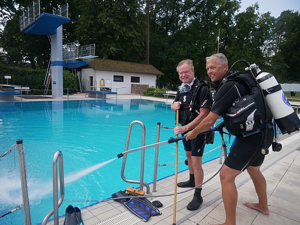 Erstmals kommt im Bad Lippspringer Freibad ein Hochdruckreiniger

unter Wasser zum Einsatz. - © Klaus Karenfeld