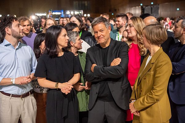 Robert Habeck steht nach seiner Wahl neben Franziska Brantner (r.), neue Bundesvorsitzende der Grünen, Annalena Baerbock, Außenministerin, und Felix Banaszak, neuer Bundesvorsitzender der Grünen. - © Michael Kappeler/dpa
