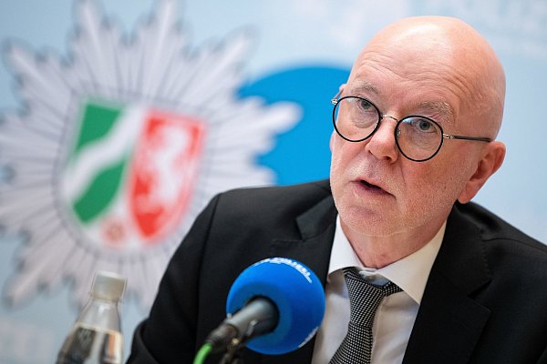 Dimension überrascht auch Ermittler: Kölner Polizeipräsident Uwe Jacob. - © picture alliance/dpa