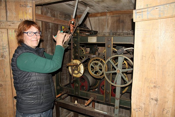 Das Uhrwerk der 100 Jahre alten Turmuhr wurde von Christina Wende begutachtet und anschließend wieder zum Einsatz gebracht. - © Johannes Büttner