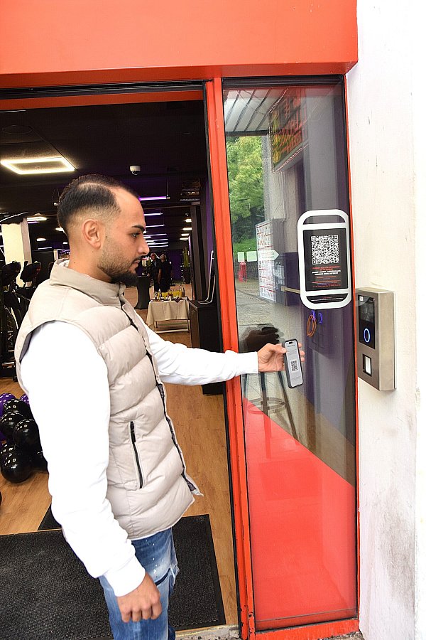 Batuhan Irmak erläutert das digitale System an der Eingangstür. - © Karin Prignitz