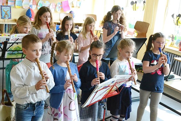 Musikalische Begrüßung: Die Kinder der Blockflötengruppe üben für ihren großen Auftritt vor Publikum. - © Silke Riethmüller