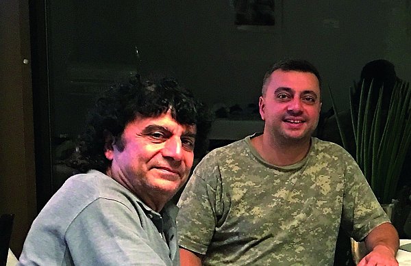 Neulich: Das Foto von George Metaxas mit seinem Sohn Dimitris entstand im vergangenen Jahr auf Zypern. Es sieht so aus, als habe sich der Vater in den vergangenen gut 20 Jahren bis auf ein paar graue Haare fast gar nicht verändert. - © Peter Steinert