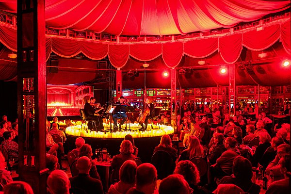 Amelia Mitschke (Violine), Benita Schlenker (Violine), Thitimon Sukjaruwan (Bratsche) und Marina Maestri Foron (Cello) im Spiegelzelt. - © BARBARA FRANKE