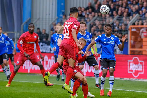 Nach der ersten Halbzeit liegt Arminia mit 1:0 in Führung. - © Andreas Zobe