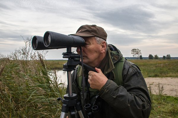 Beobachtungstour: Mit einem Fachmann wie dem ehemaligen Nationalpark-Ranger Friedemann Bartz wird Kraniche gucken zum doppelten Vergnügen. - © Eichler