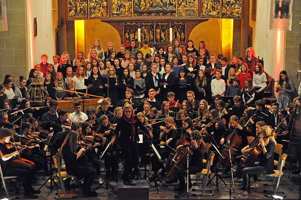 Großes Finale: Am Ende des Konzerts sangen und spielten alle Mitwirkenden des Weihnachtskonzerts das bekannte Abba-Stück "Happy New Year" und luden auch die Zuhörer zum Mitsingen ein. - © STEFANIE BOSS