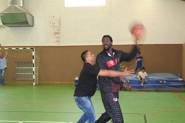 Keine Chance gegen den Riesen: Der Profibasketballer Mangisto Aropin wehrt den Angriff gekonnt ab. - © JOHANNES AHLEMEYER
