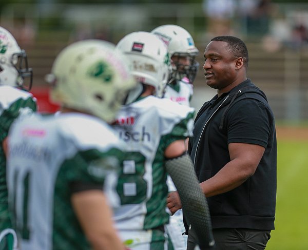 Ratlos: Headcoach Willie Robinson ist mit seiner Offense und insbesondere mit Quarterback Niklas Gorny nicht zufrieden. - © Andreas Zobe