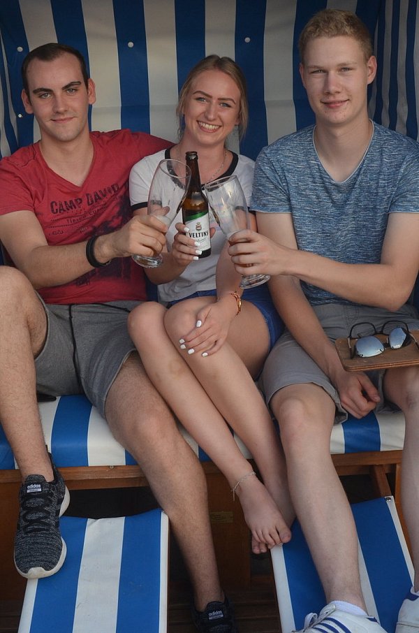 Blau-Weißer Strandkorbplatz: Jan Hendrik, Verena und Robin (v. l.) haben es sich gemütlich gemacht. - © Dietmar Gröbing