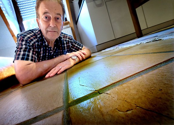 Schaden: Durch die heftigen Erschütterungen der Abrissarbeiten sind im Haus von Harald Behr einige Risse, wie hier im Fließenboden der Küche, entstanden. - © Andreas Frücht