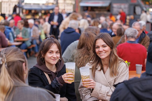 "Lübbecke tischt auf" zieht die Besucher auf den Marktplatz, um unter freiem Himmel kulinarische Köstlichkeiten oder kühle Getränke zu genießen. - © Oliver Krato