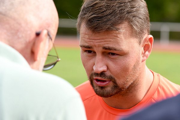 Ein Freund klarer Ansagen: Paralympicssieger Heinrich Popow, der hier mit Erich Schröder redet. - © Jürgen Krüger