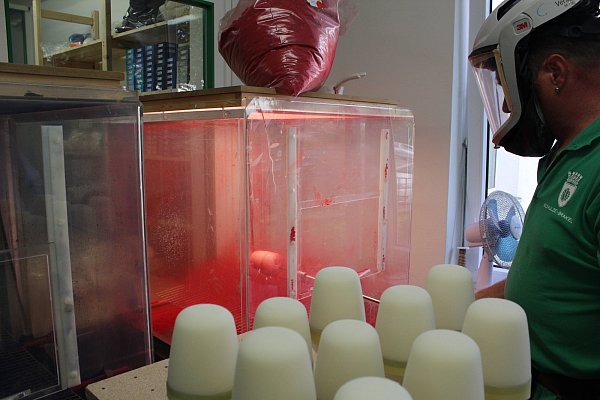 Christian Weidlich beflockt einen Windschutz elektrostatisch in rot. - © Nadine Uphoff