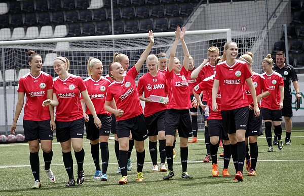 Aufgalopp: Die Spielerinnen der FSV Gütersloh starteten gestern fröhlich in die neue Saison der 2. Fußball-Bundesliga. Weitere Bilder unter www.nw.de/guetersloh. Fotos: henrik martinschledde - © Henrik Martinschledde