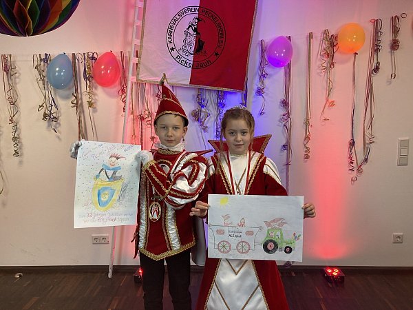 Das Peckelsheimer Kinderprinzenpaar Kinderprinz Ben I. (Sake) und Kinderprinzessin Mia I. (Jonietz) mit zwei beispielhaften Bildern. - © Pickel-Jauh