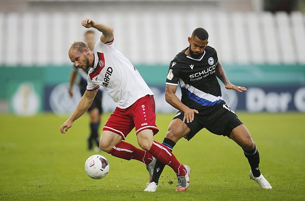 Felix Herzenbruch (l.), hier im Duell gegen Arminen-Akteur Cebio Soukou, kegelte mit Rot-Weiß Essen den Erstliga-Aufsteiger aus Bielefeld aus dem Pokalwettbewerb. - © Reuters