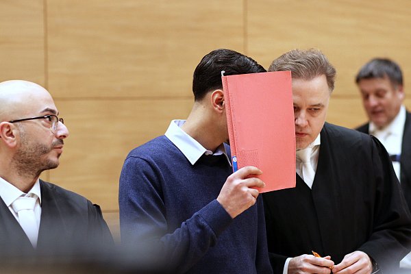 Der 19-jährige Syrer mit seinen Anwälten Baris Devletli (links) und Burkhard Benecken. - © Alex Lehn (MT)