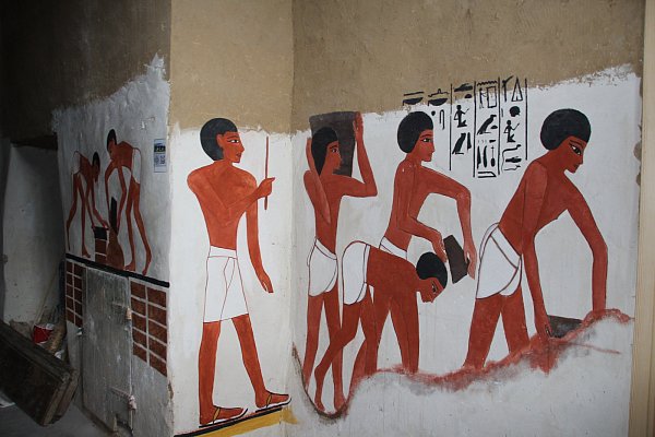 Hieroglyphen: Ein Wandgemälde für das Museum, das im Kloster entsteht. - © Amina Vieth